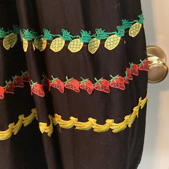 🖤 Jolie robe avec broderies de fruits - Picture 2 of 6